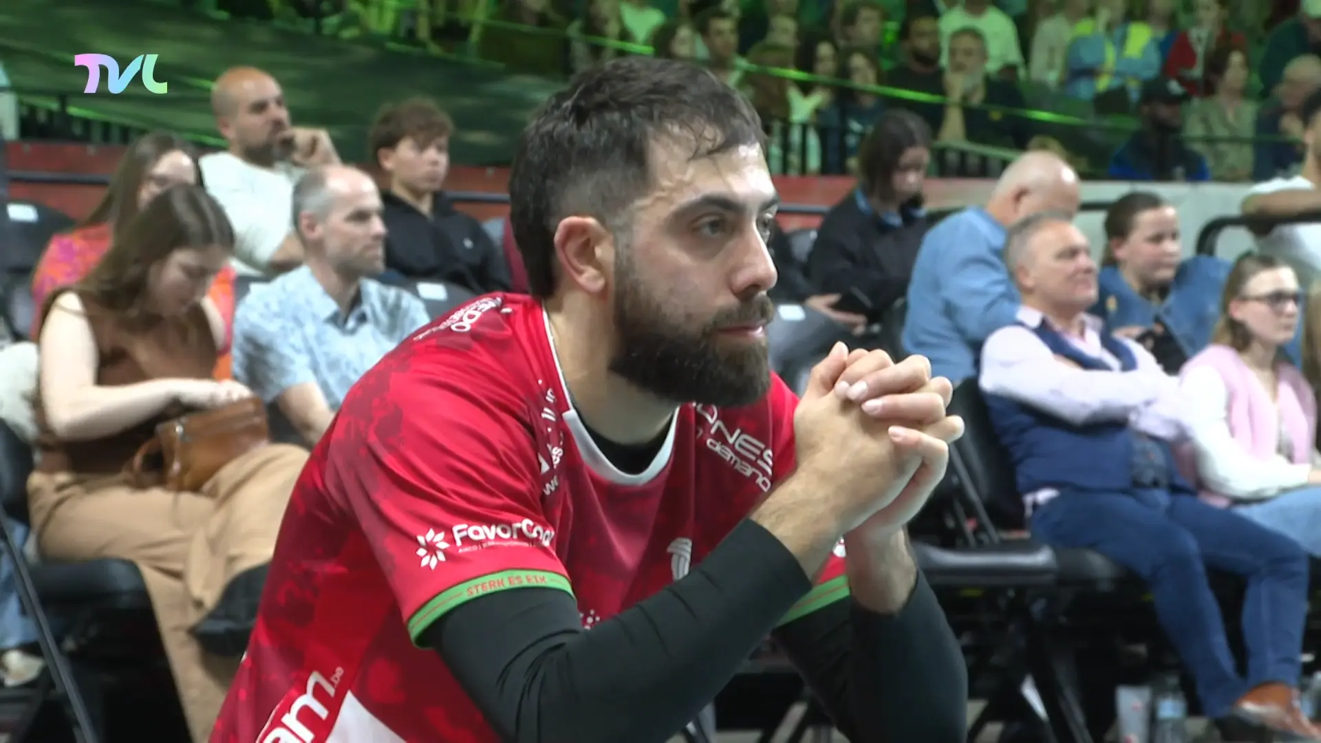 Hoofdafbeelding voor artikel Ge&euml;motioneerde kapitein Finoli…