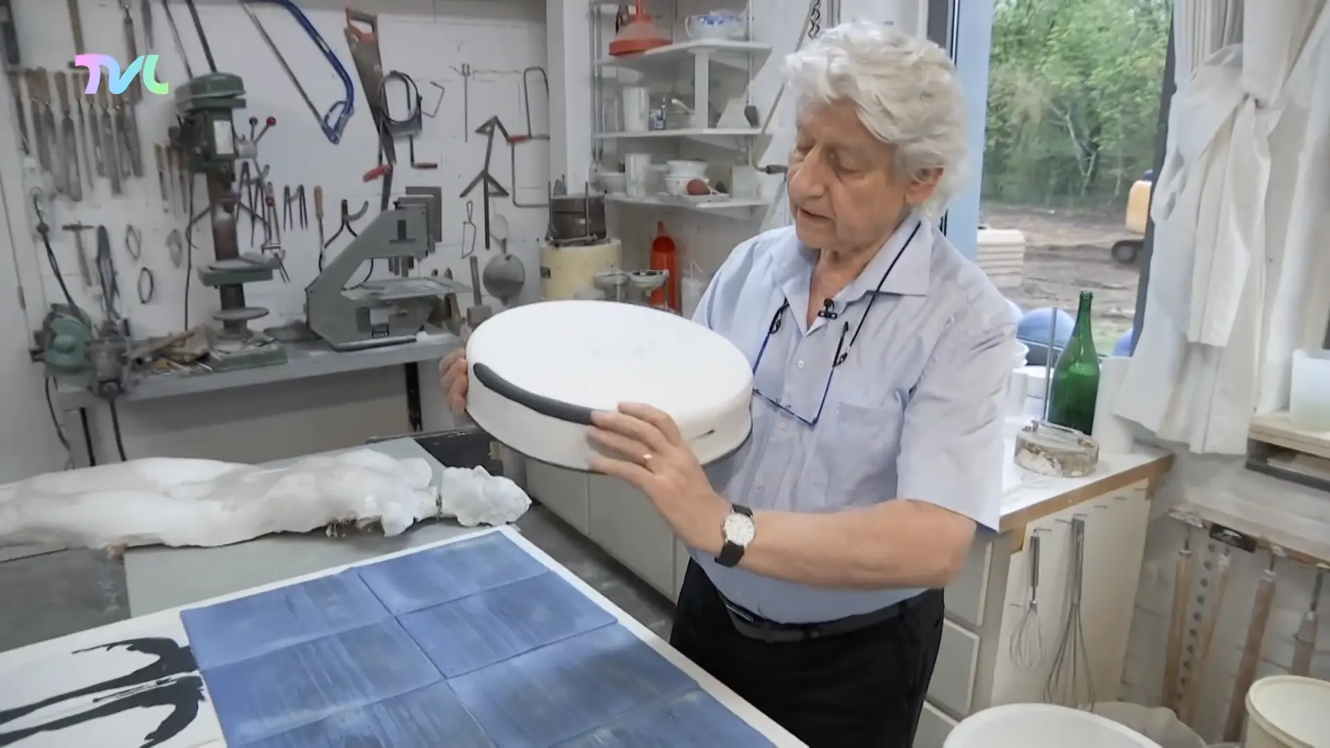 Keramist Piet Stockmans verruilt blauw voor zwart na het recente verlies van zijn vrouw