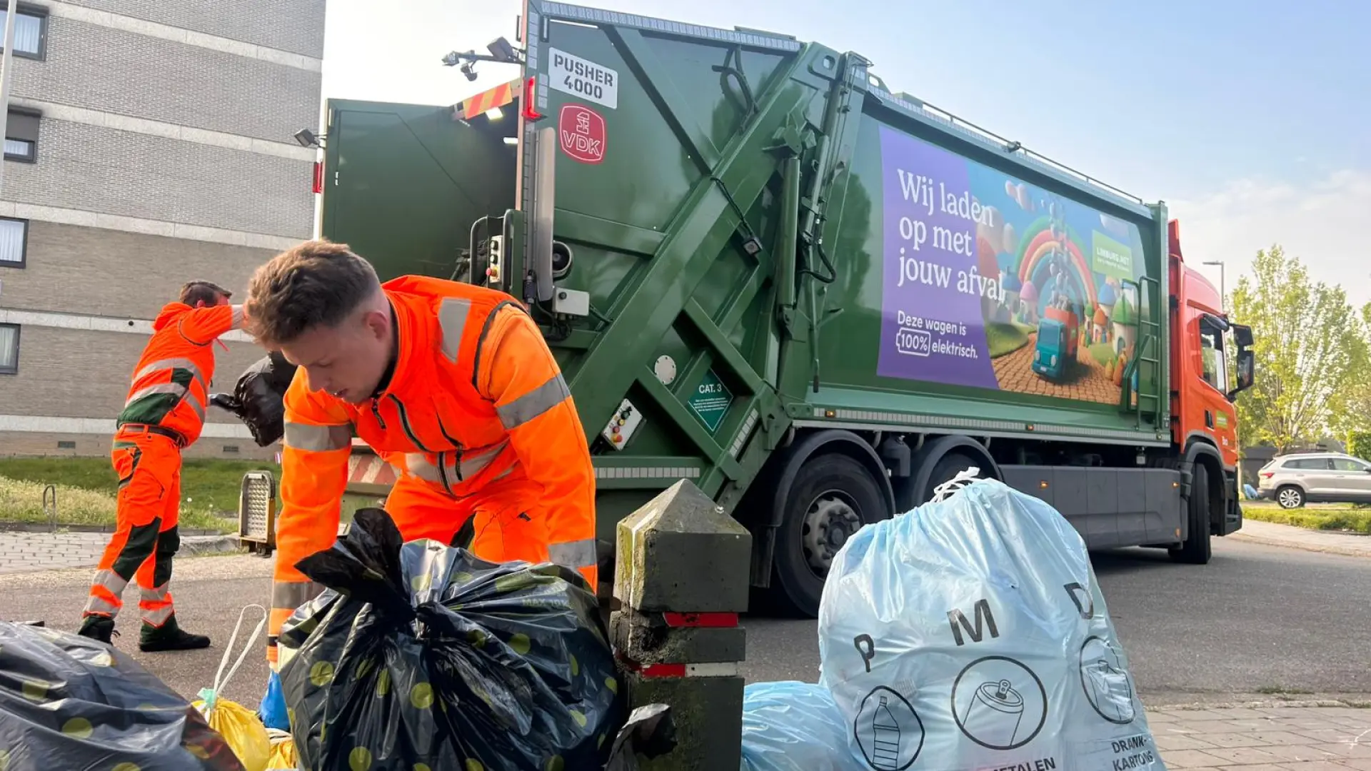 Hoofdafbeelding voor artikel Eerste afvalophalingen met…