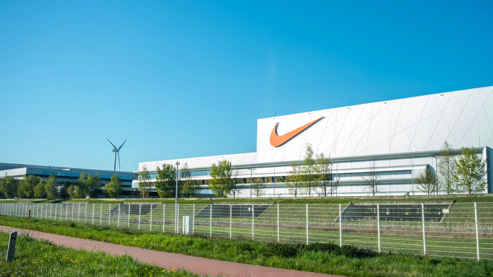 Hoofdafbeelding voor artikel Sociaal overleg bij Nike stilgelegd:…