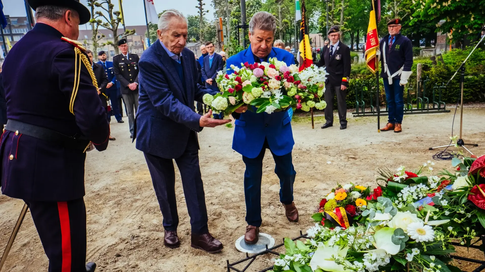 Hoofdafbeelding voor artikel Bloemen en namen voor slachtoffers…