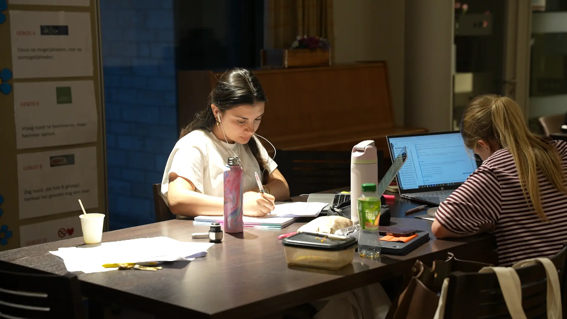 Hoofdafbeelding voor artikel Vijf studenten bijten spits…