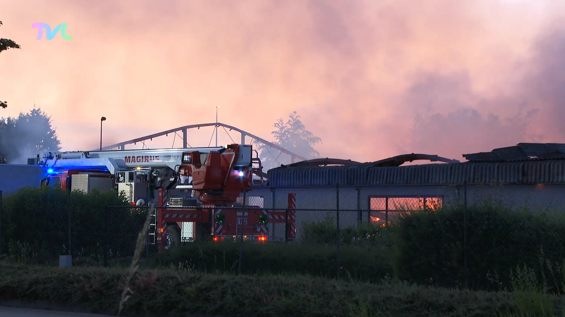 Hoofdafbeelding voor artikel Hevige brand legt Genkse schrijnwerkerij…