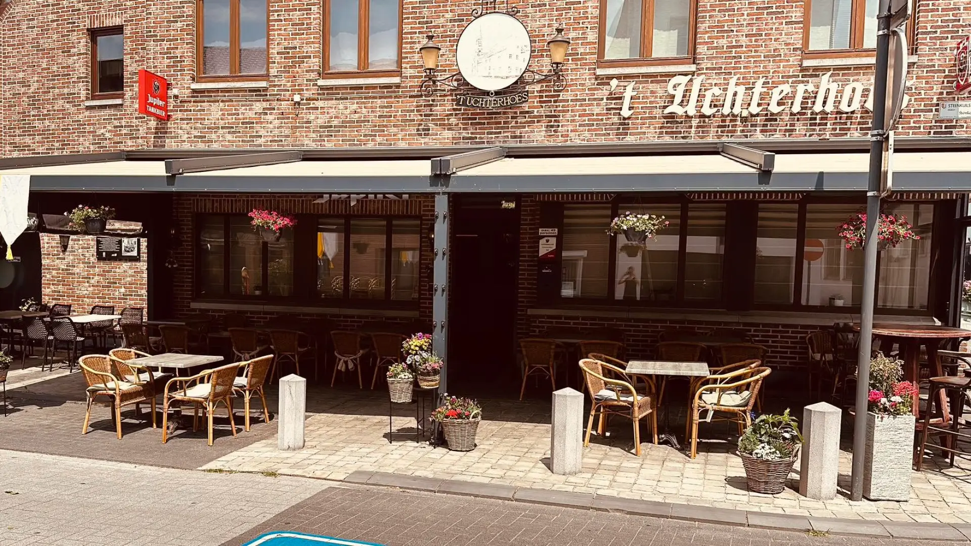 Hoofdafbeelding voor artikel 71-jarige man op caf&eacute;terras…