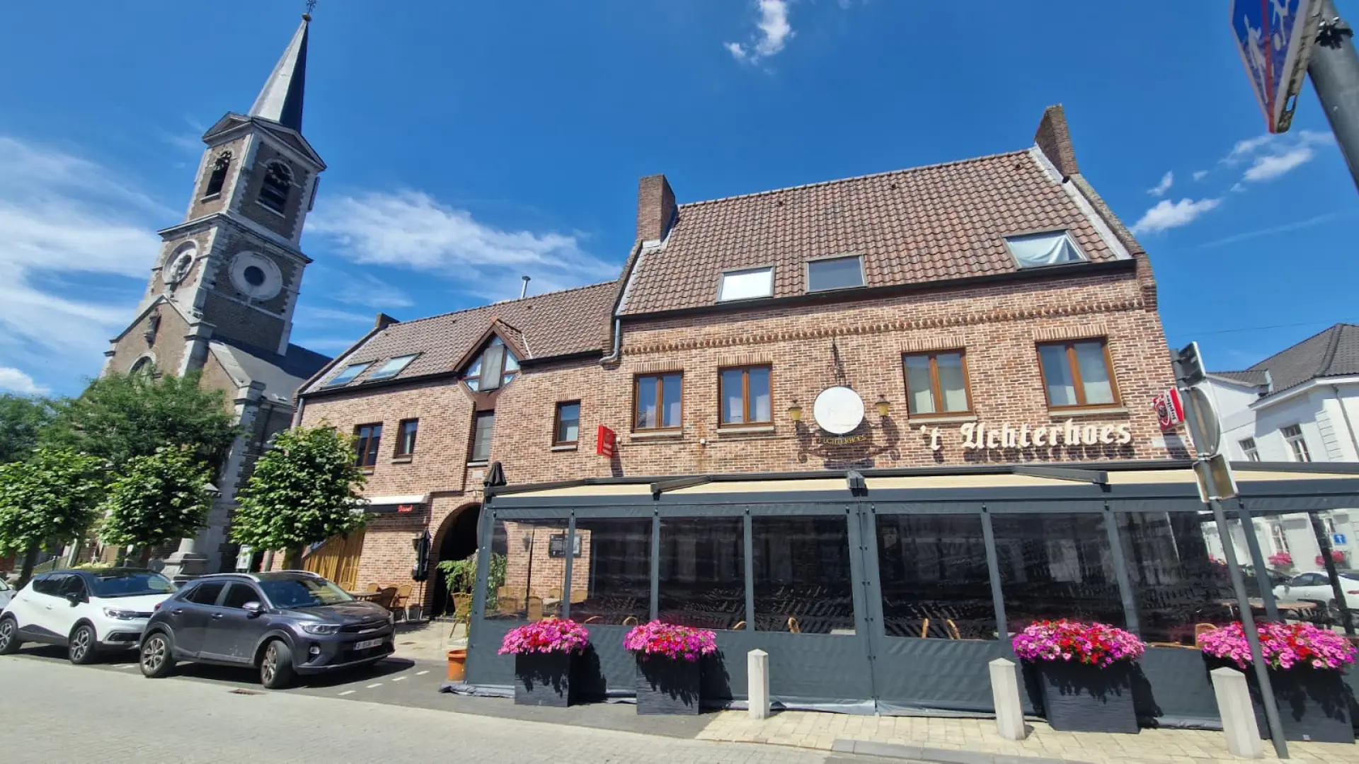 Man aangehouden nadat hij 71-jarige aanvalt met mes op Stokkems terras