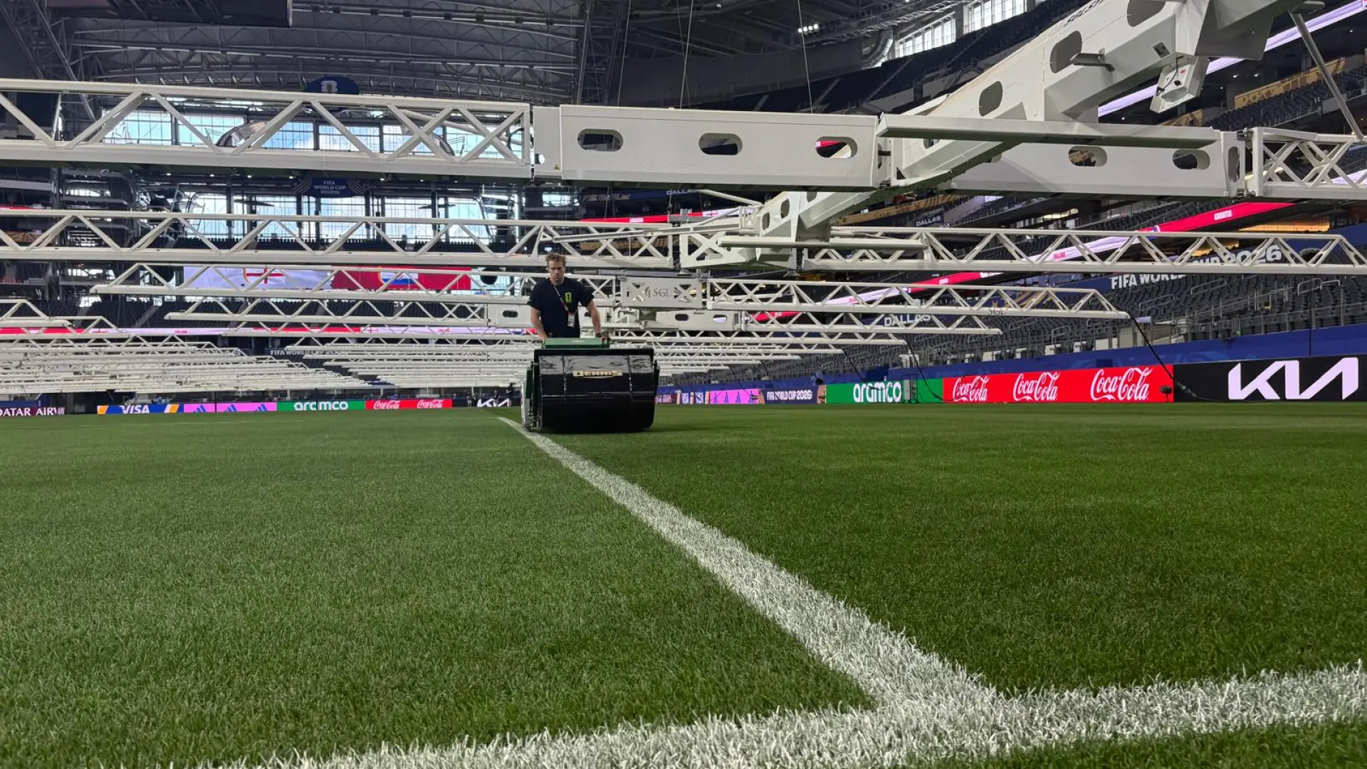 Hoofdafbeelding voor artikel Greenkeeper van KRC Genk onderhoudt…
