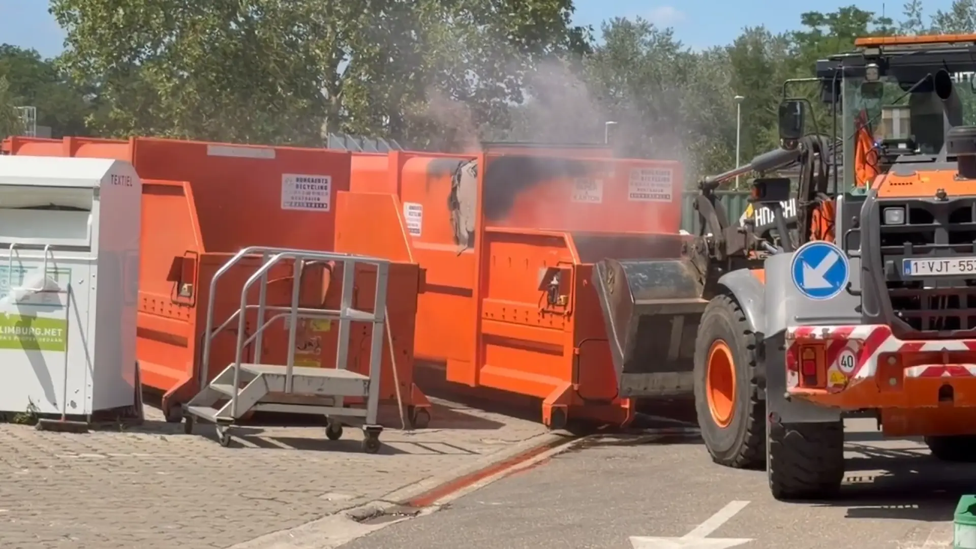 Hoofdafbeelding voor artikel Papiercontainer vat vuur op…