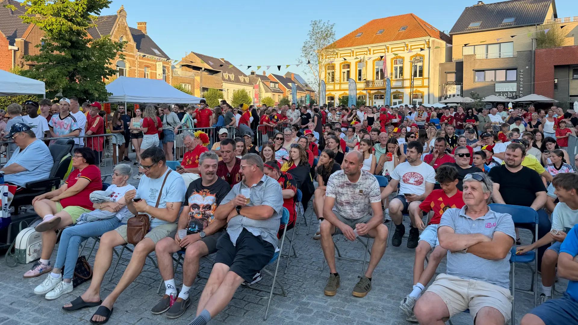 Hoofdafbeelding voor artikel In Peer volgen honderden Limburgers…