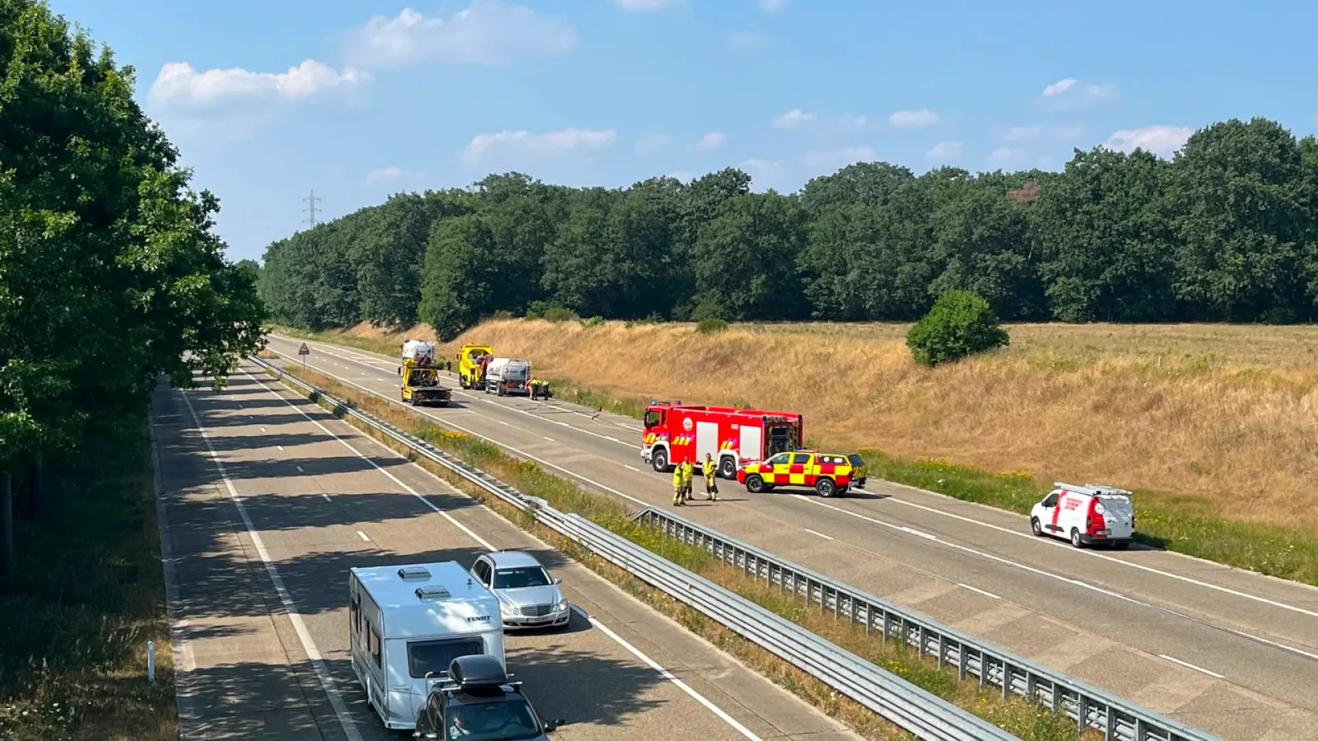 Hoofdafbeelding voor artikel Brandende tankwagen verspert…