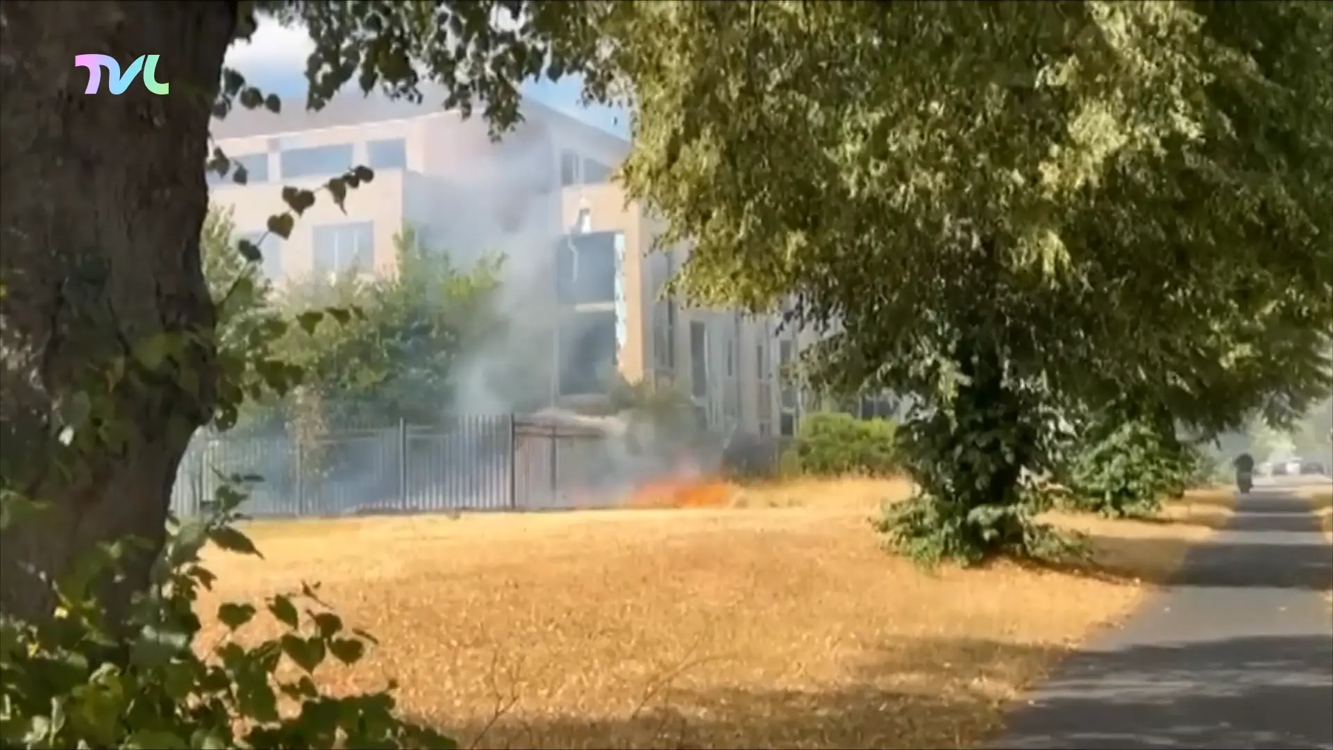 Hoofdafbeelding voor artikel Brandweer blust brand aan…