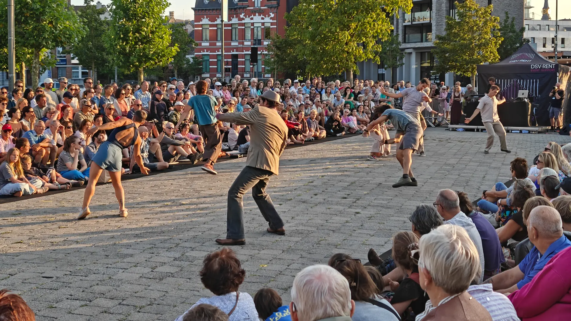 Hoofdafbeelding voor artikel Theater op de markt slaat…
