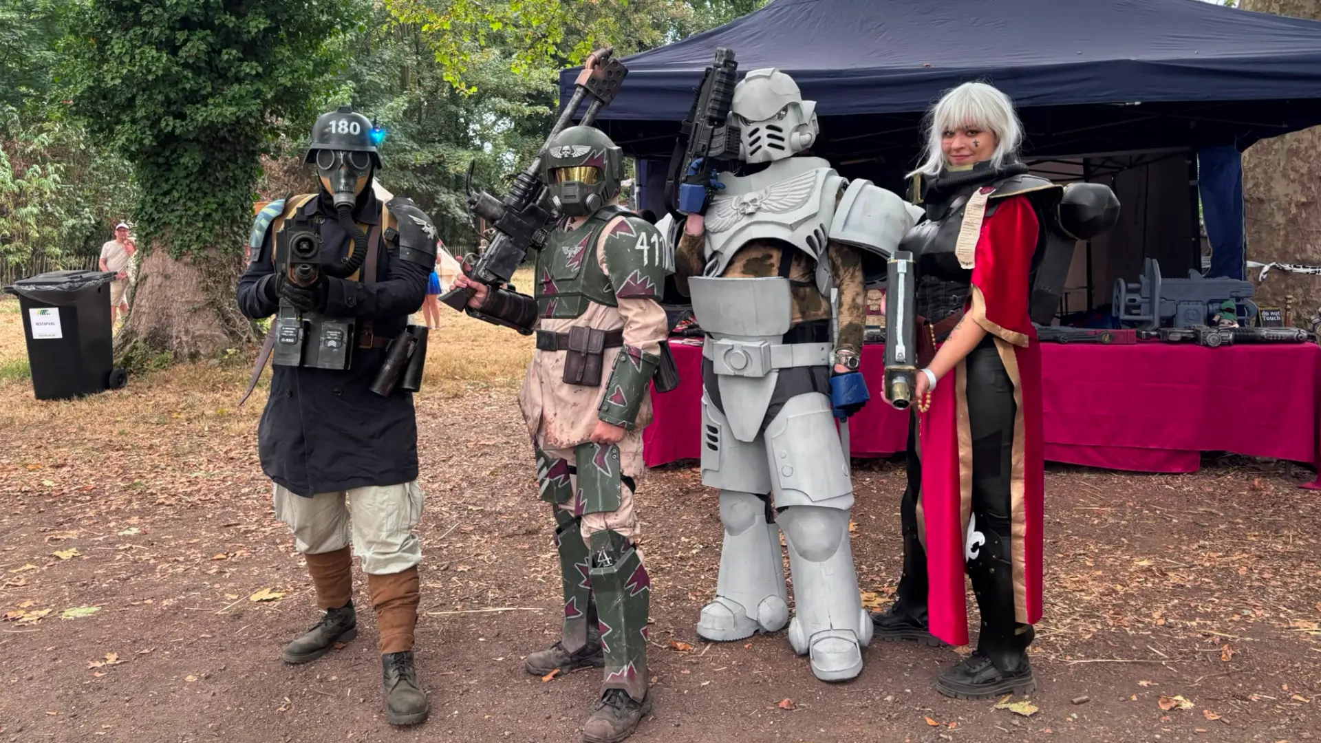 Liefhebbers van games, strips en fantasy verzamelen aan Kasteel Hex tijdens Geek Village