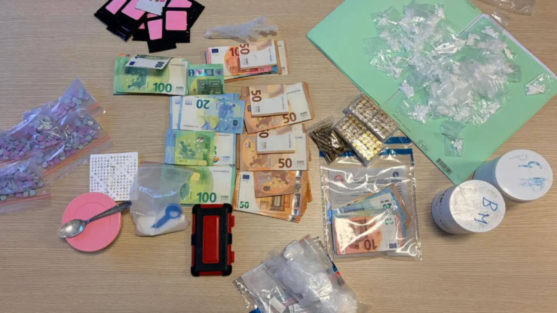Hoofdafbeelding voor artikel Netwerk van drugsdealers blootgelegd…