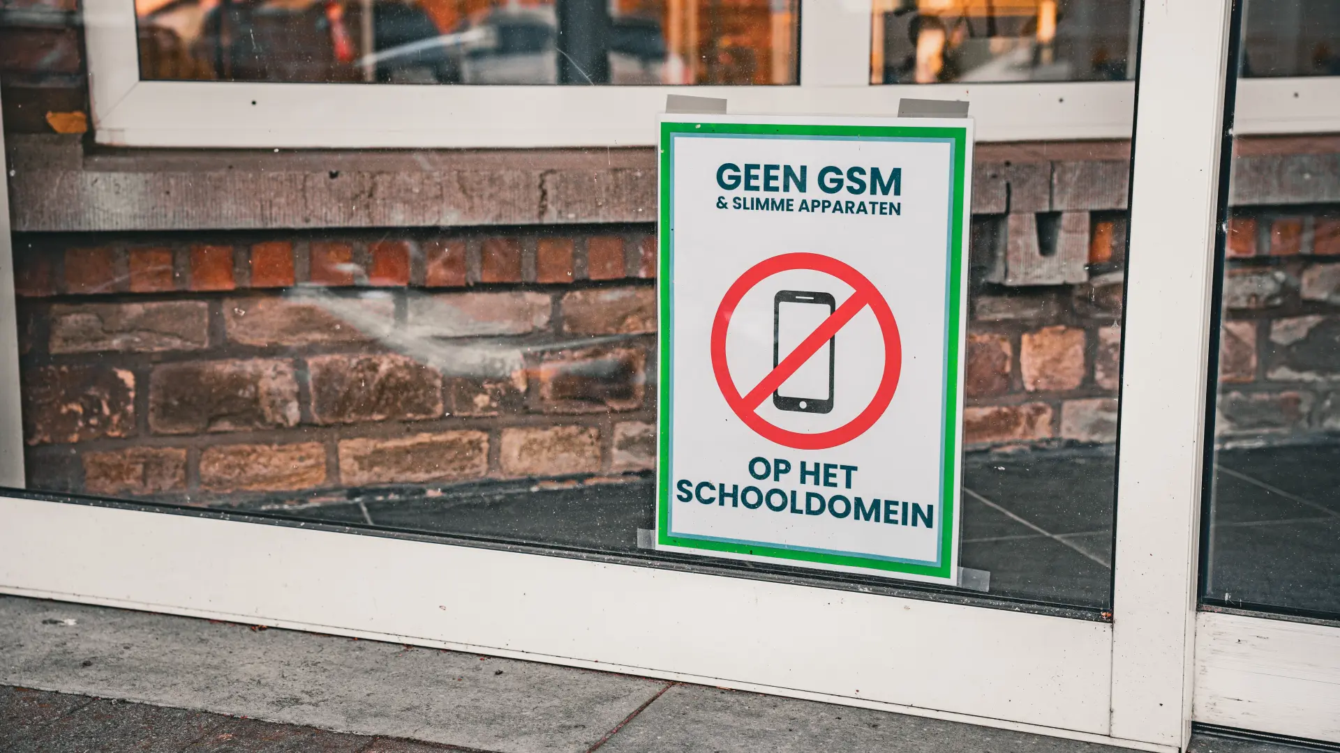Tieners halen smartphoneverbod op school thuis in
