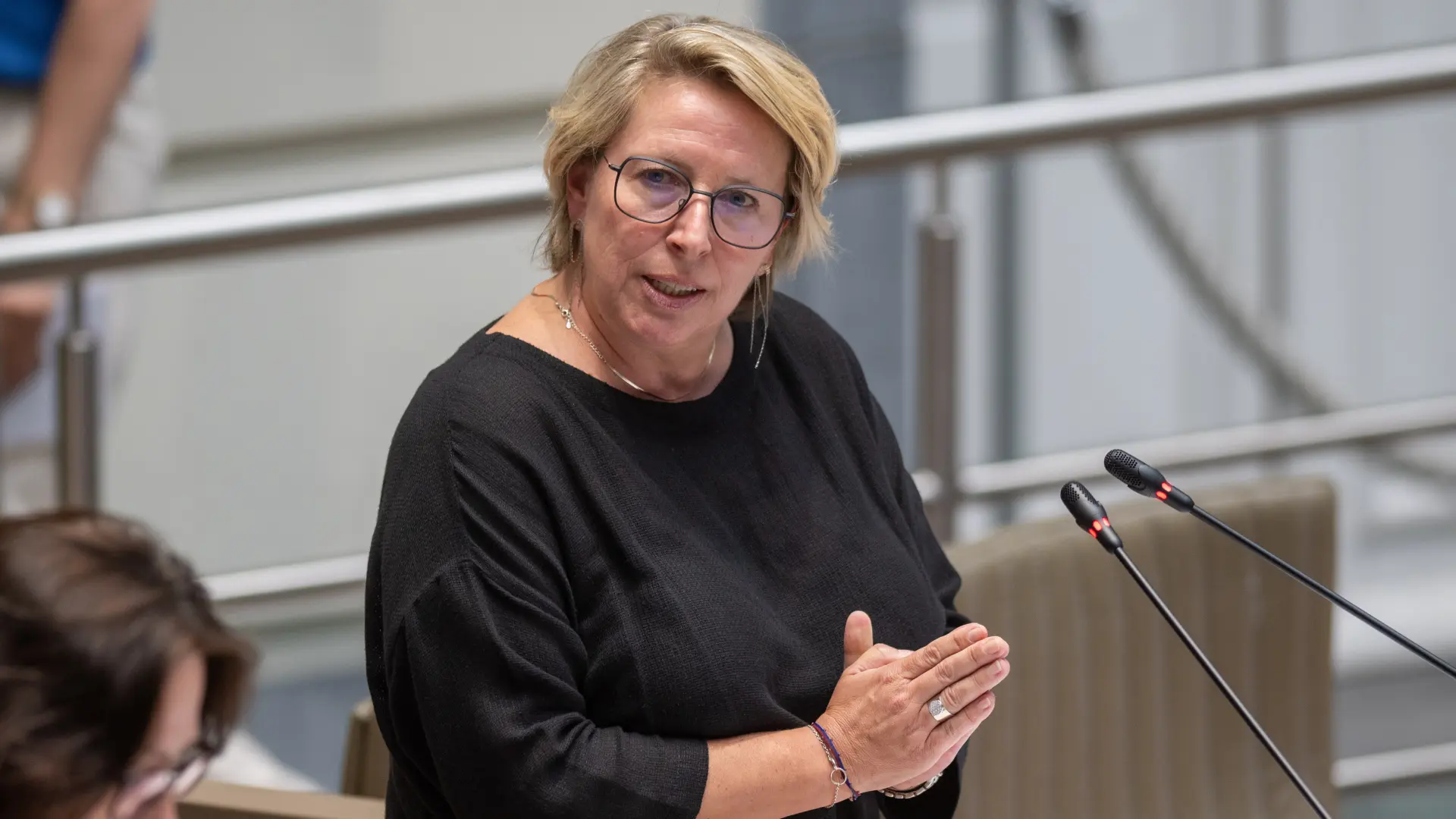 Gennez verdedigt cultuurbesparingen na Limburgse kritiek: “Makers staan centraal”