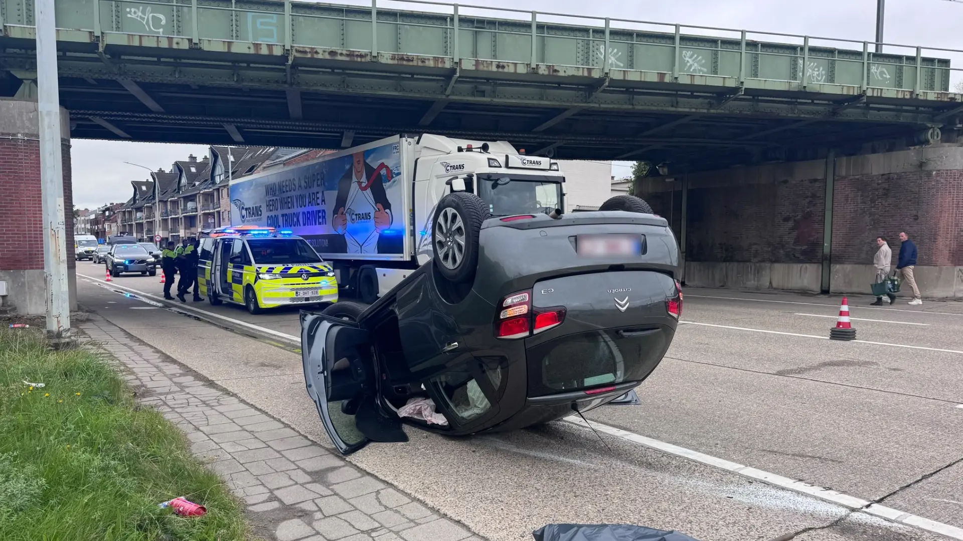 Hoofdafbeelding voor artikel Auto belandt op dak na ongeval…
