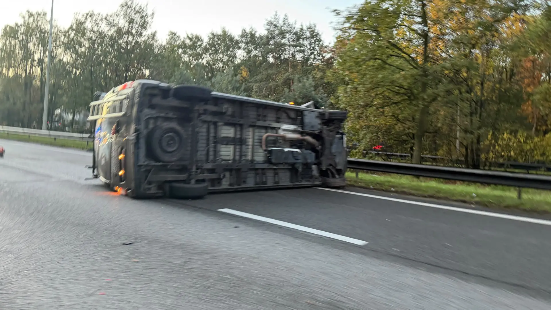 Hoofdafbeelding voor artikel Bestelwagen belandt op zijkant…