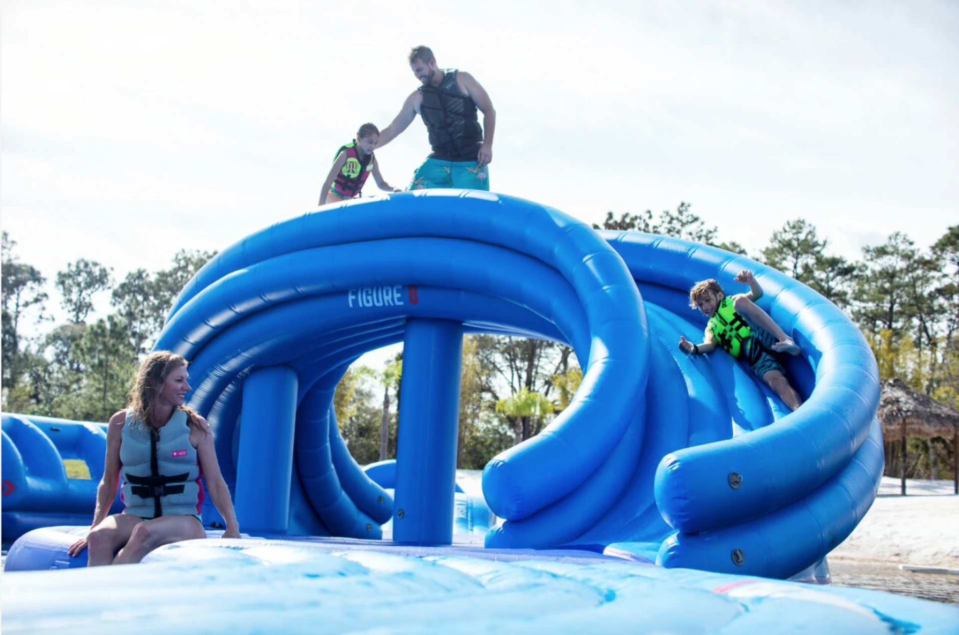 Opblaasbaar aquapark opent deze zomer de deuren op Terhills Cablepark