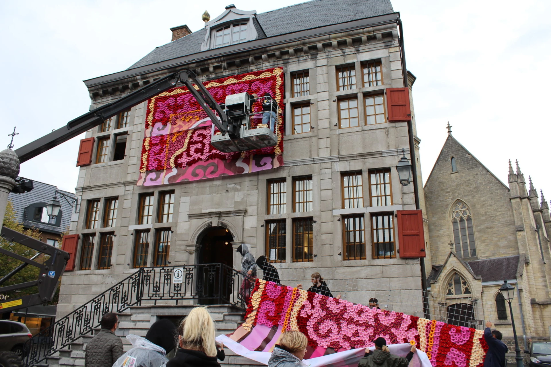 Stadhuis Bilzen in de bloemetjes gezet voor internationaal festival