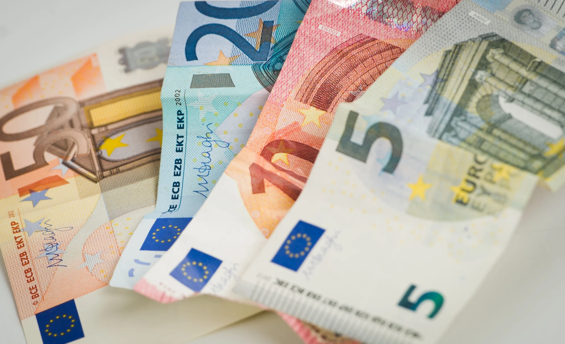 Politie arresteert 18-jarige Lommelaar met 3.000 euro aan valse biljetten op zak