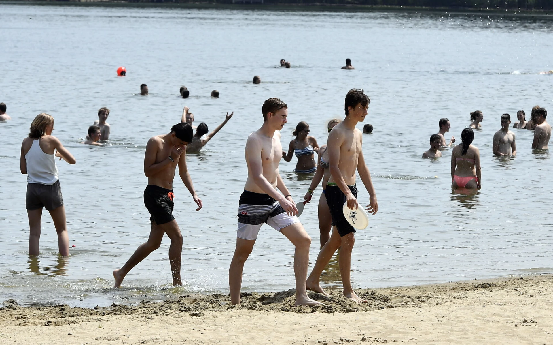 In de zomer een frisse duik nemen in plas of vijver? Vlaamse regering wil regels versoepelen