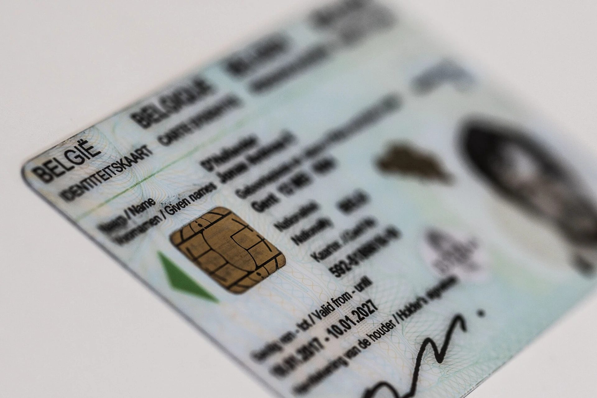 Drukte aan gemeenteloketten door vernieuwing identiteitskaarten: Oudsbergen werft extra medewerker aan