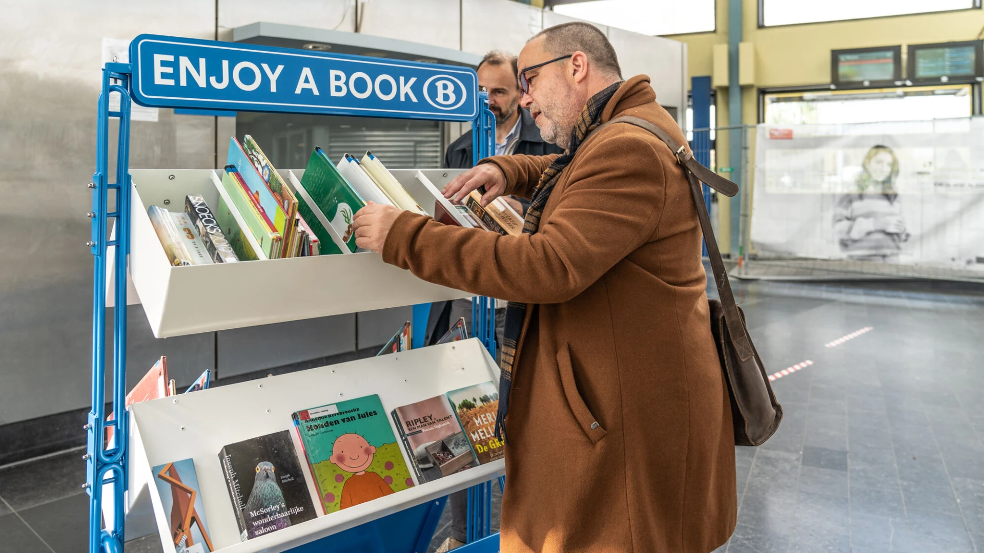Pendelaars kunnen vanaf nu boeken lenen uit boekenkast in station Sint-Truiden
