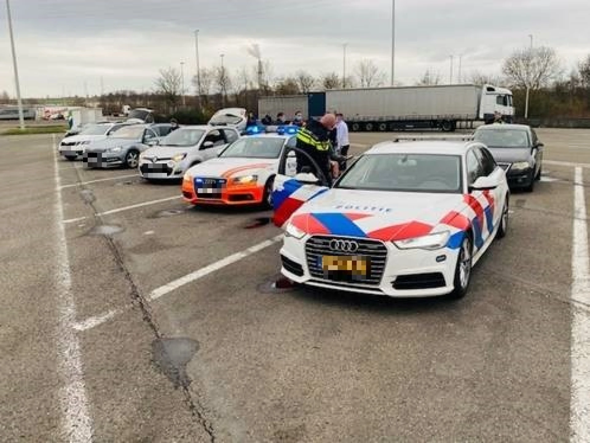 Politie vindt 200 flessen lachgas in één bestelwagen tijdens controle