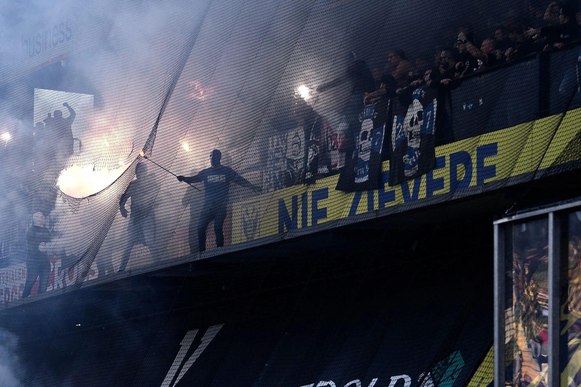 Stayen meet schade op na vuurpijlenincident tijdens STVV - Genk