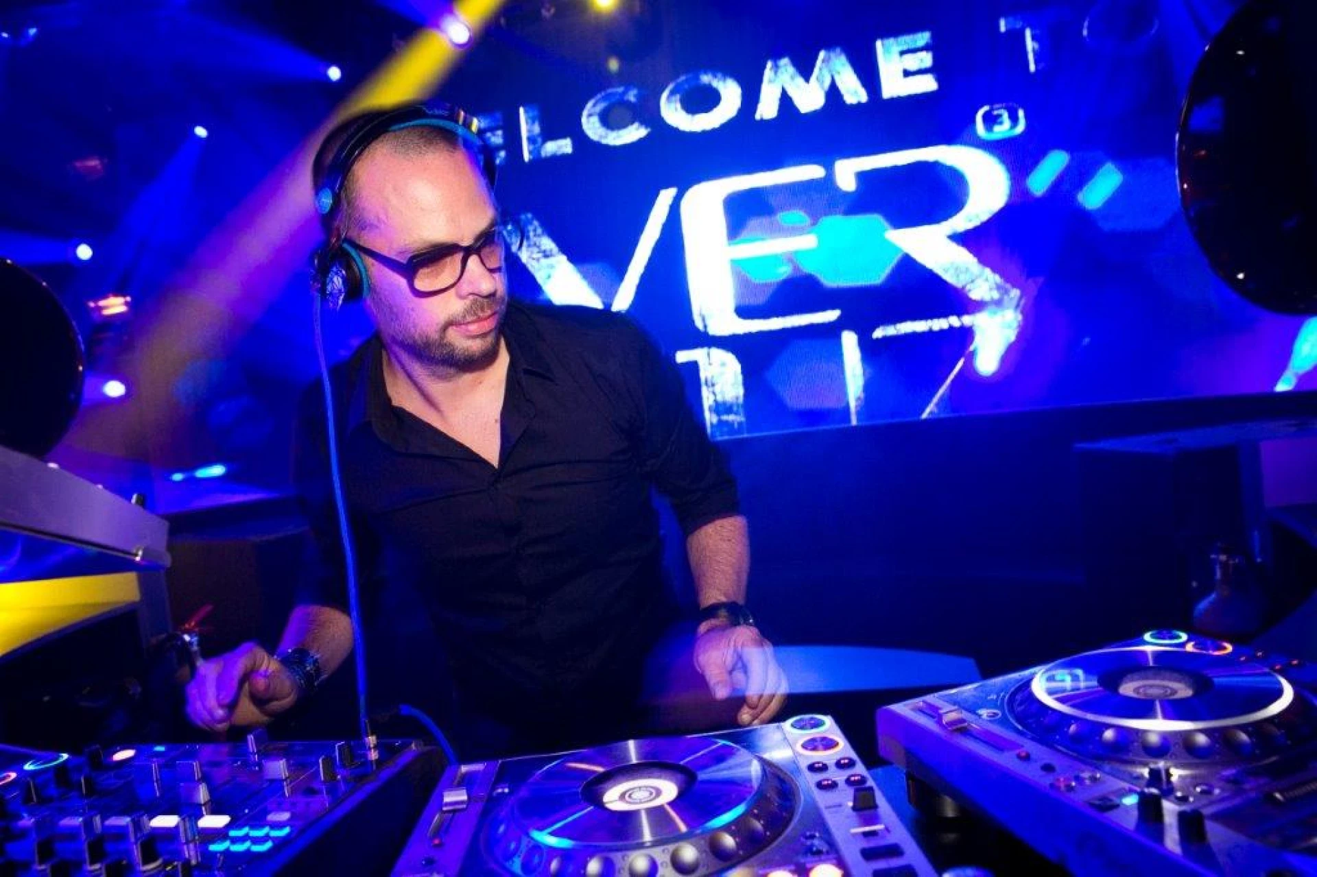 Versuz viert 18de verjaardag met live dj-set