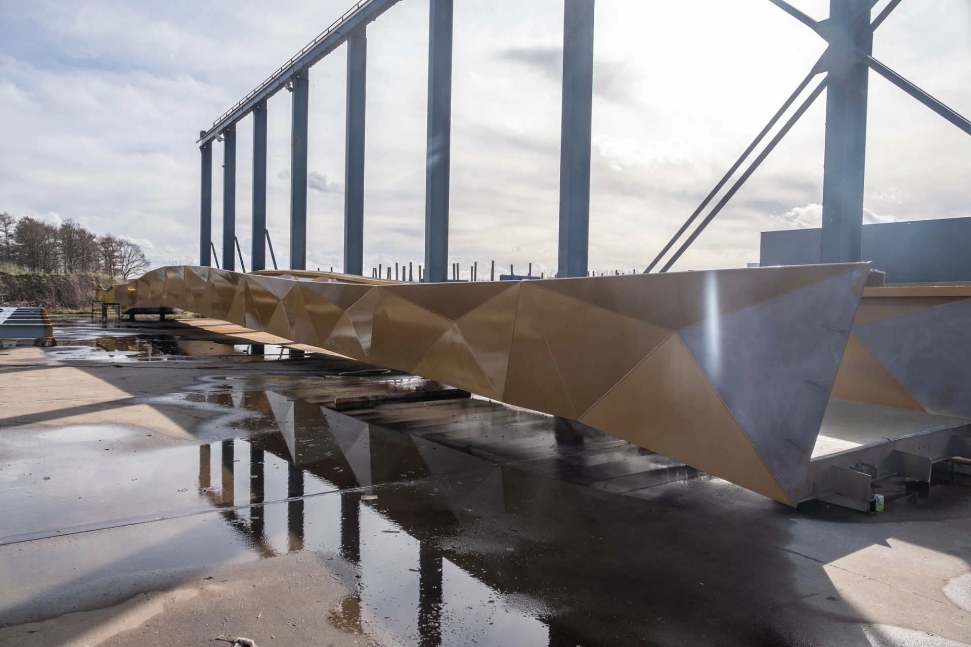 Staalconstructiebedrijf uit Hamont-Achel plaatst voetgangersbrug over Antwerpse Singel