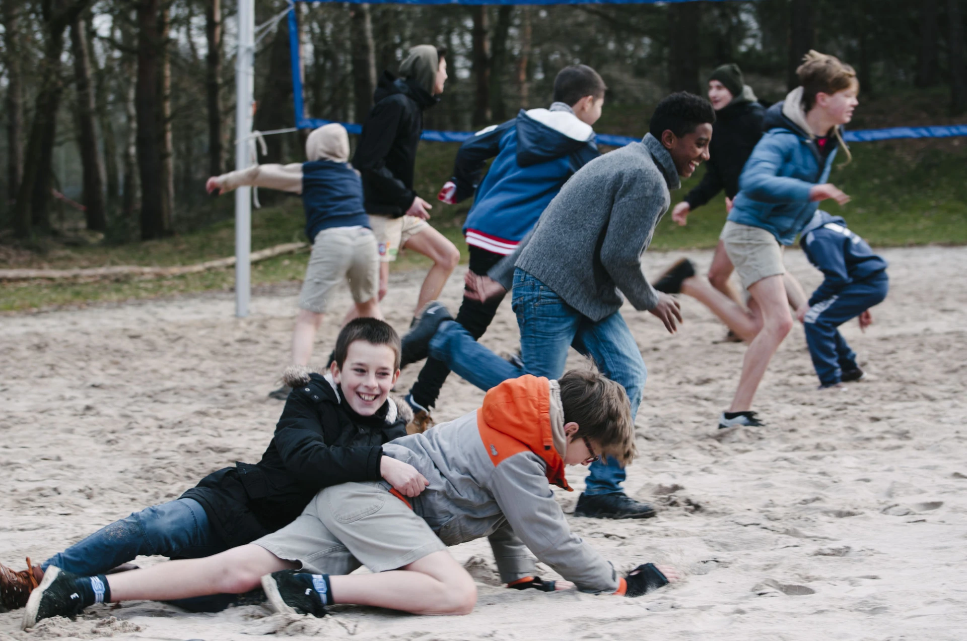 Chiro Sint-Lutgardis speelt spelletjes met kinderen in opvangcentrum van het Rode Kruis