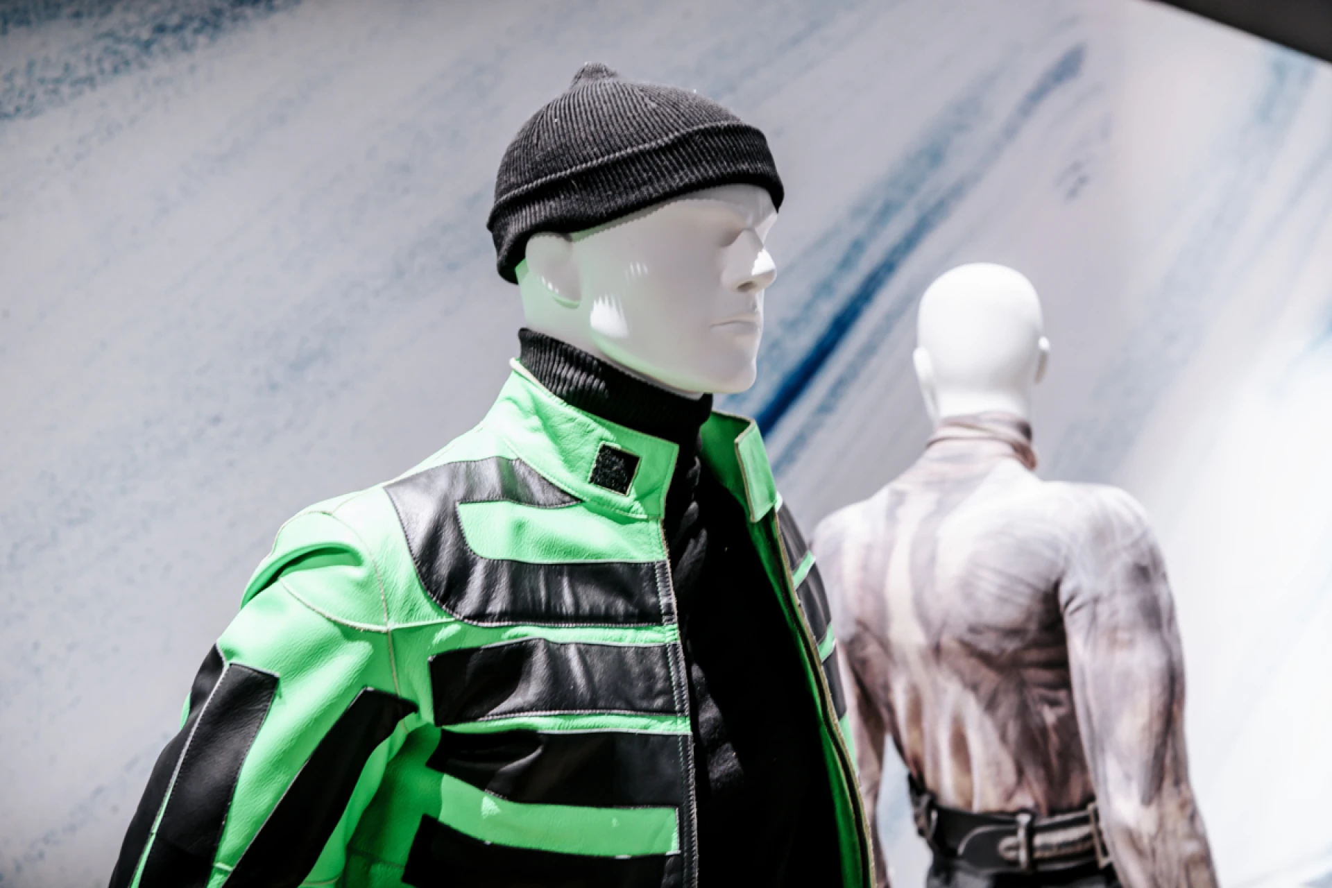 Modeontwerper Dirk Bikkembergs geeft 11 outfits aan Modemuseum