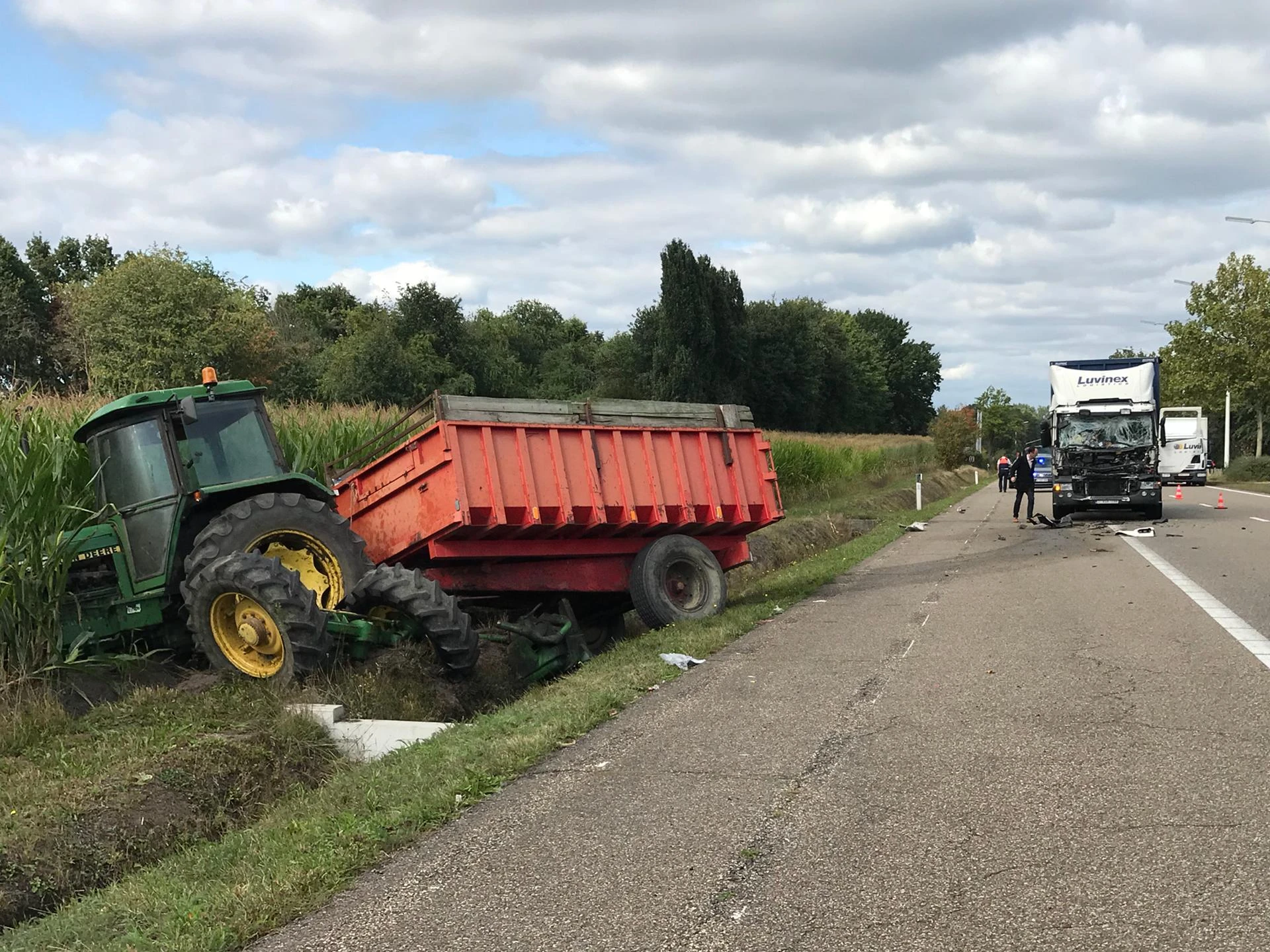 76-jarige tractorbestuurder in levensgevaar na botsing met truck