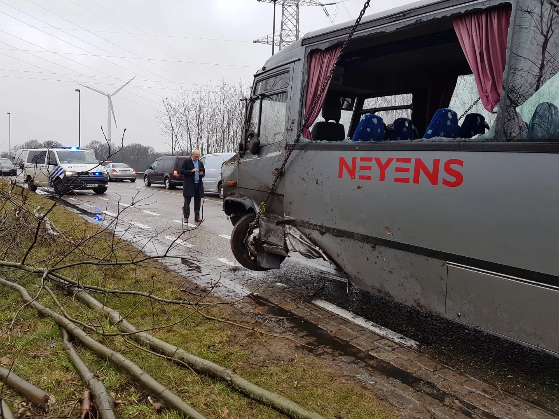 Bus belandt in de berm na botsing met auto
