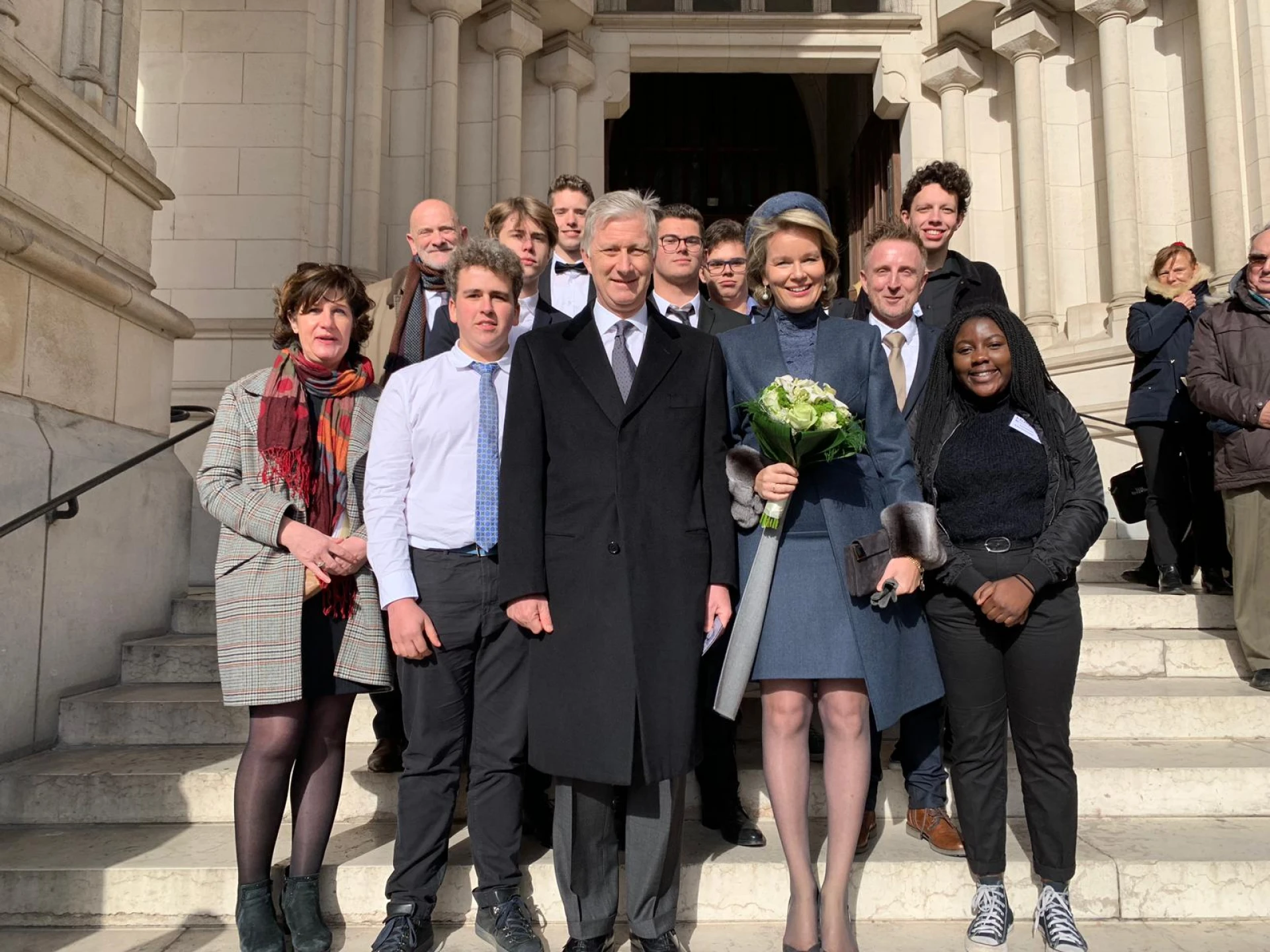 Koning en koningin gaan op de foto met Truiense leerlingen van Tuinbouwschool