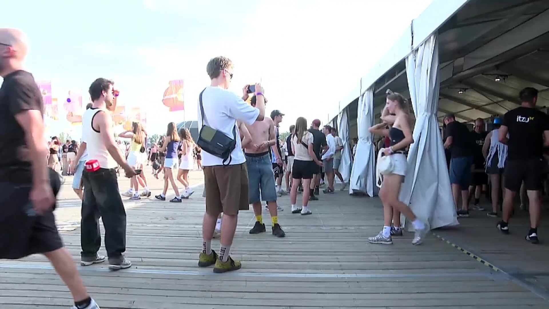 Eerste festivalgangers betreden Pukkelpopweide: "Heel jaar naar uitgekeken"
