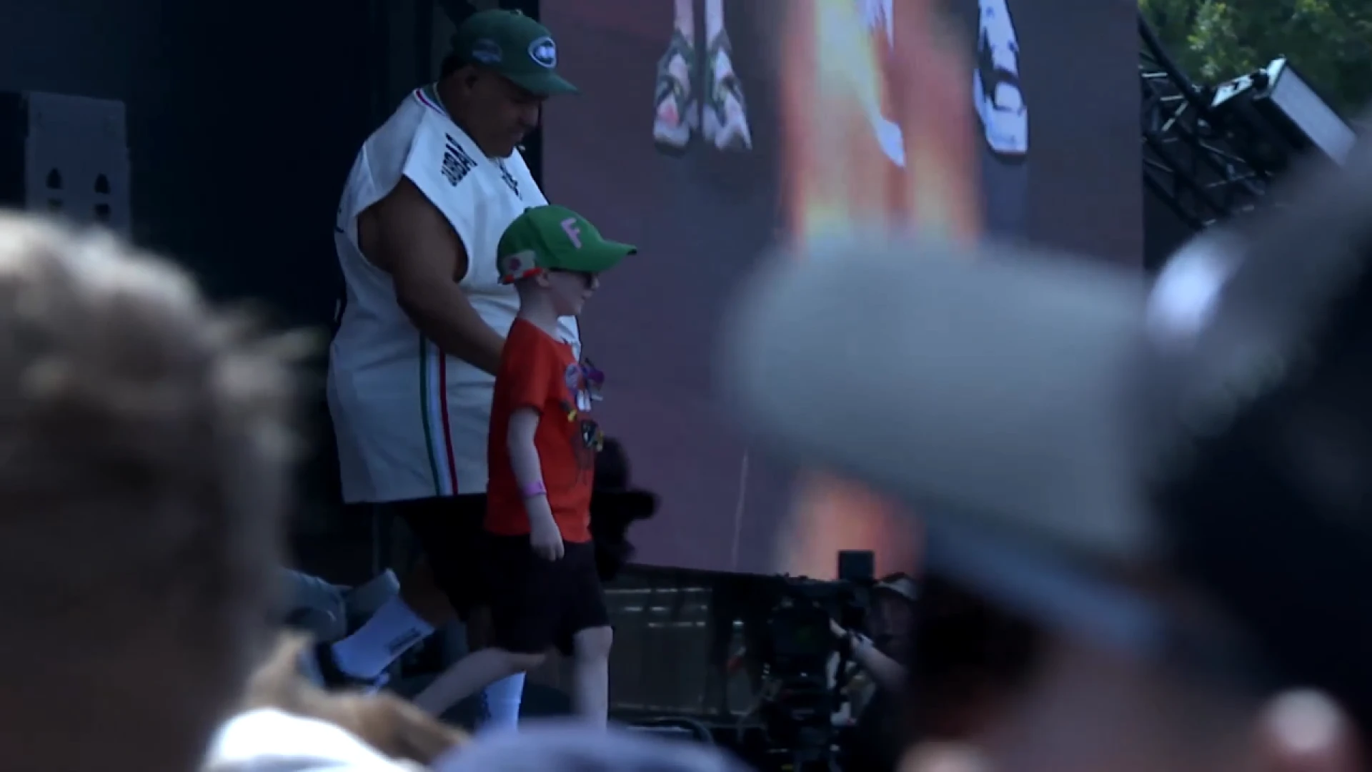 Emotionele DIKKE neemt zieke Floris mee op podium