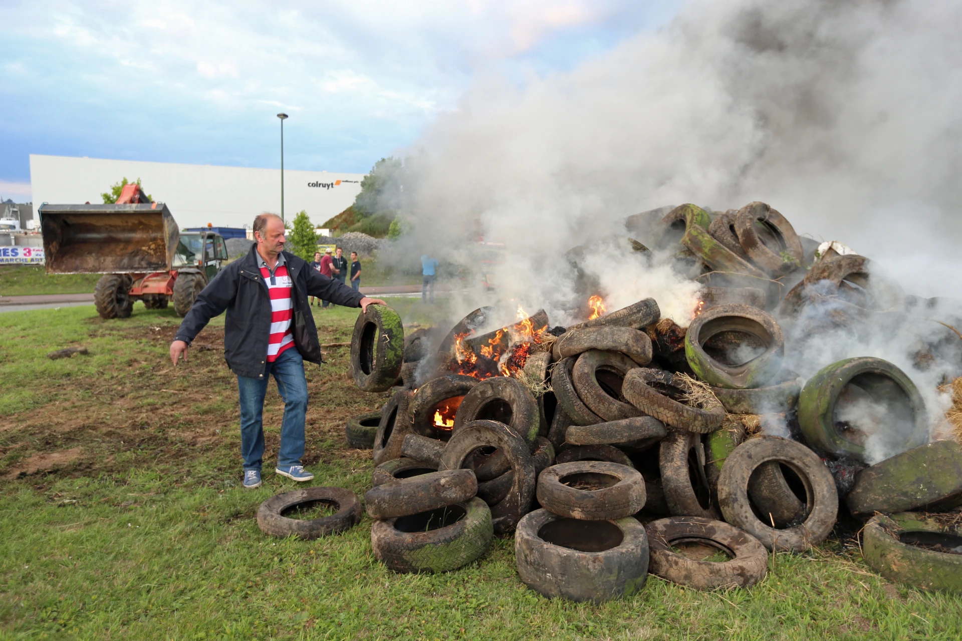 Boze boeren voeren actie in Genk