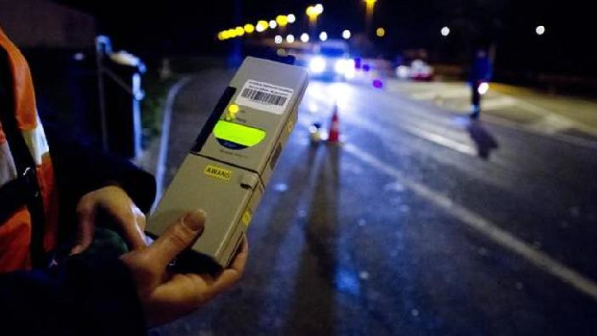 Bestuurder uit Hoeselt negeert voorrang en botst bijna met combi