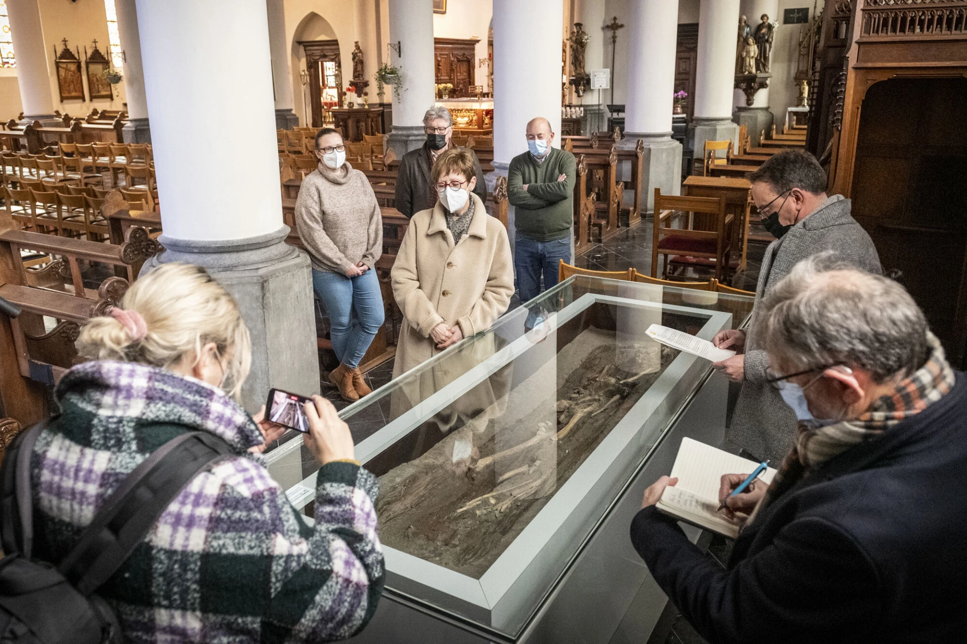 Boomstamgraf met skelet krijgt ereplaats in kerk Munsterbilzen