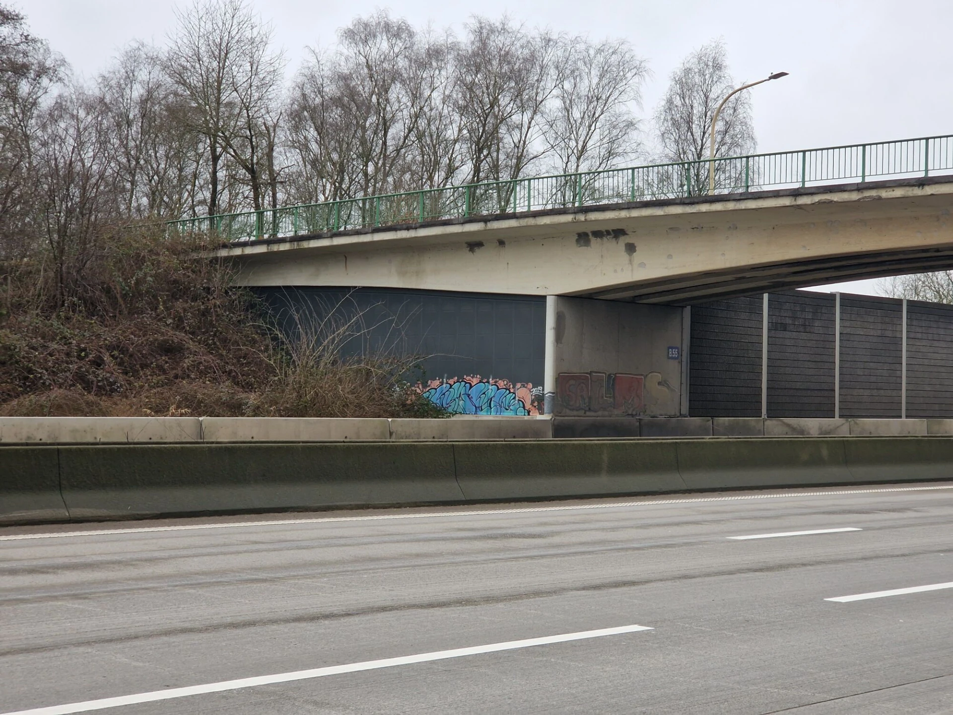 Brug over de E313 in Beringen krijgt betonnen randbalk nadat brokstukken op de weg terecht kwamen