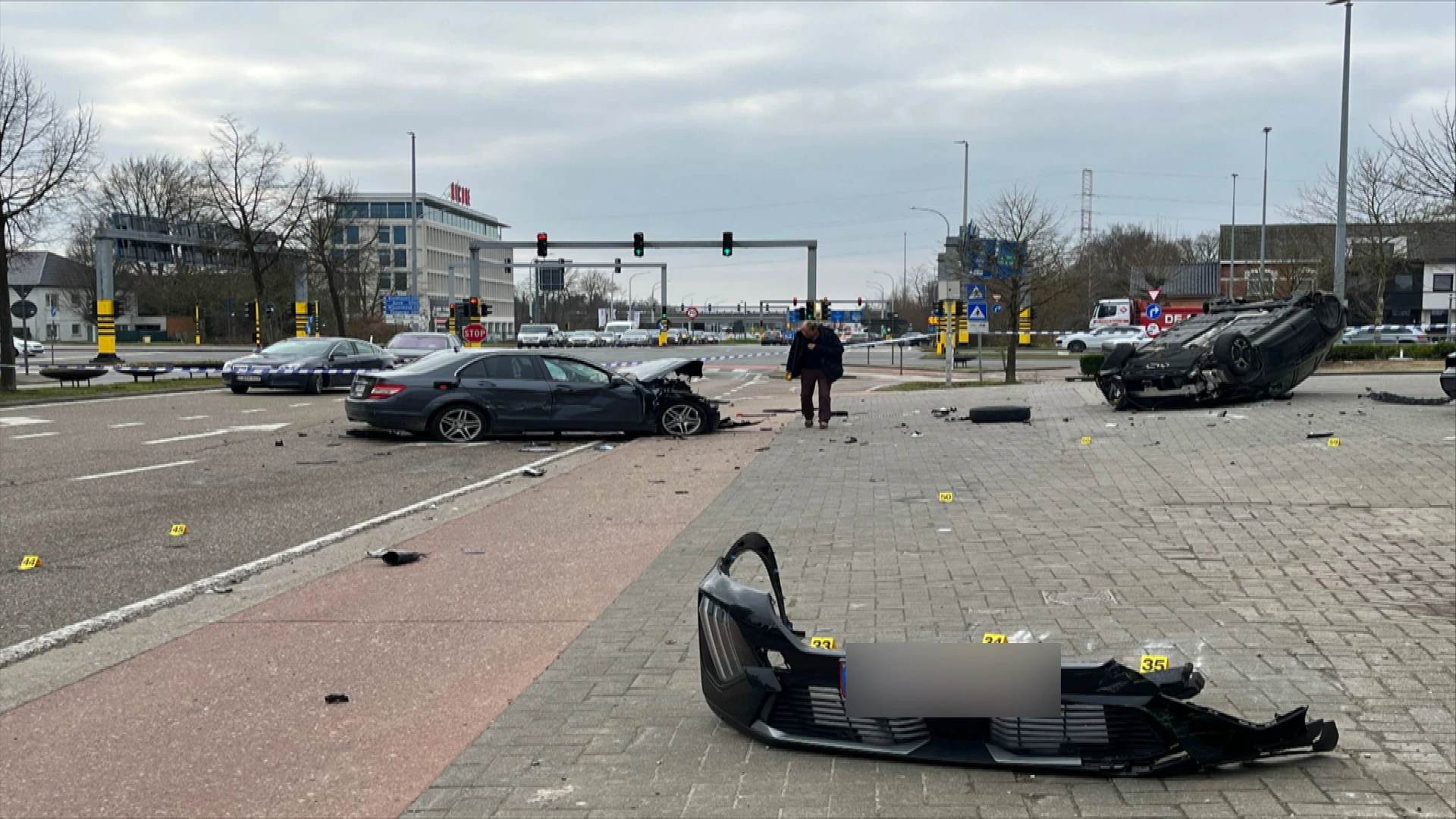 Crash na wilde achtervolging in Hasselt: 1 man gewond, twee bestuurders plegen vluchtmisdrijf