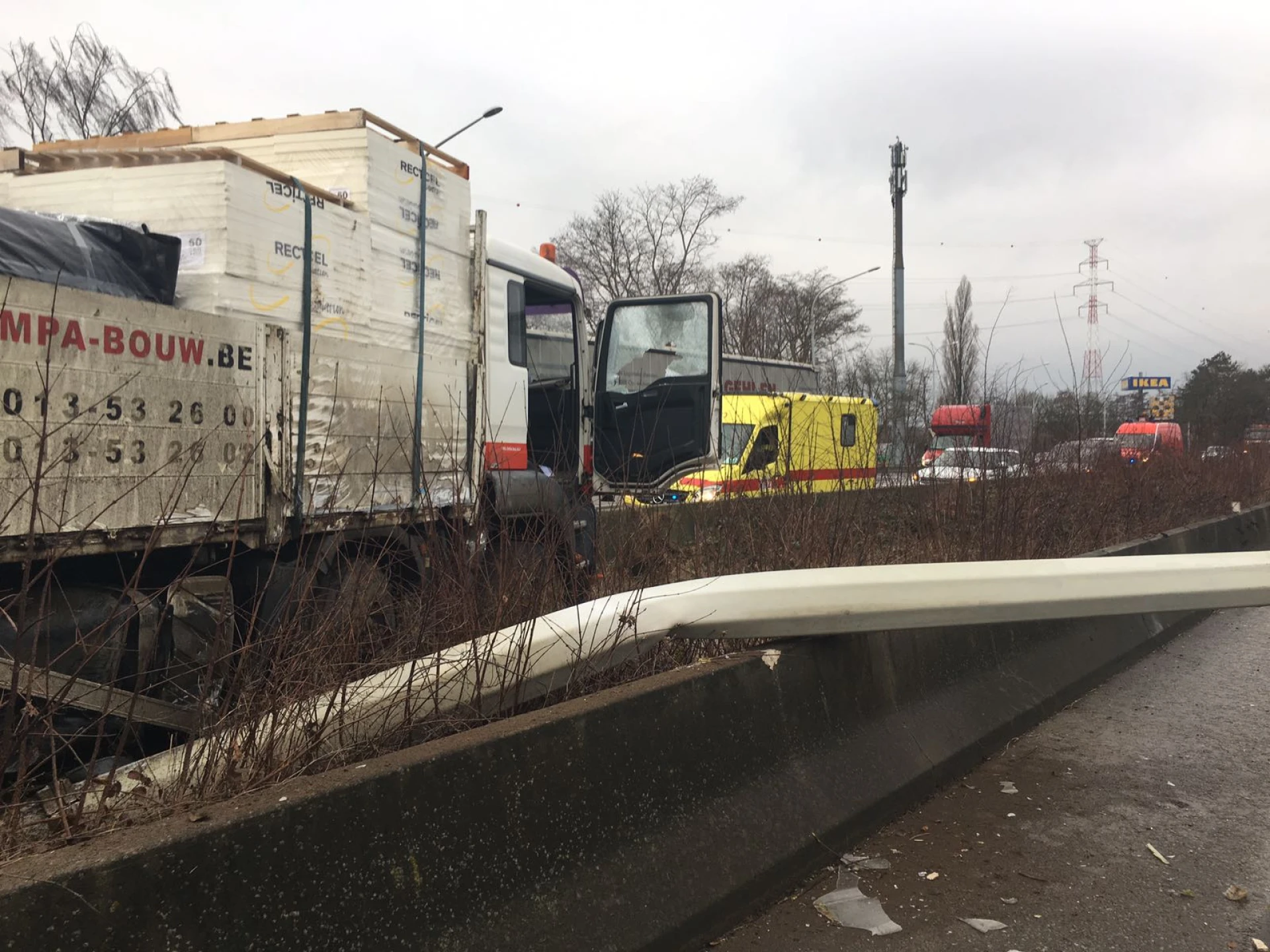 Vrachtwagen rijdt door middenberm E313 ter hoogte Hasselt-Zuid
