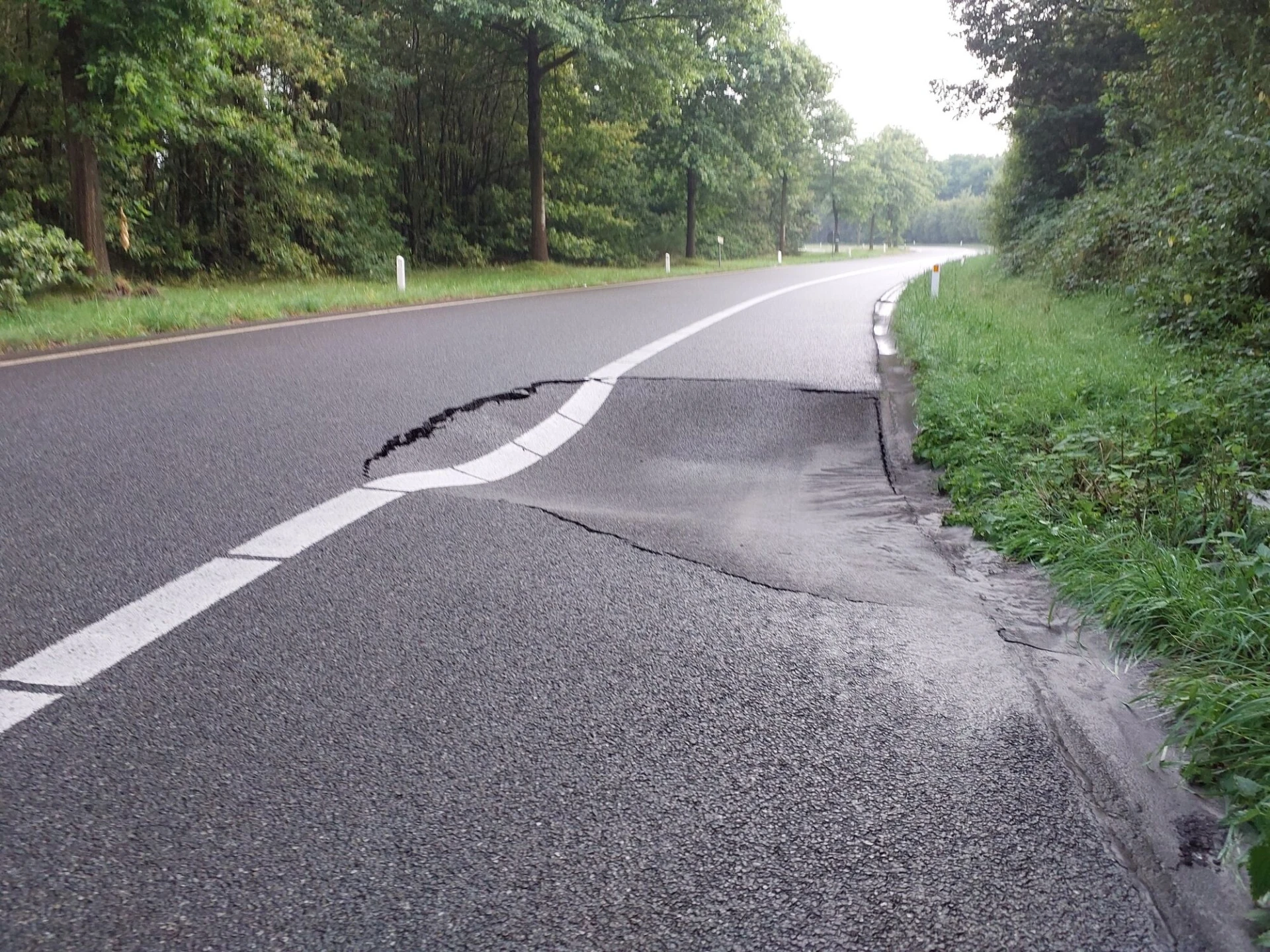 Wegverzakking op Noord-zuidafrit Eksel: afrit afgesloten