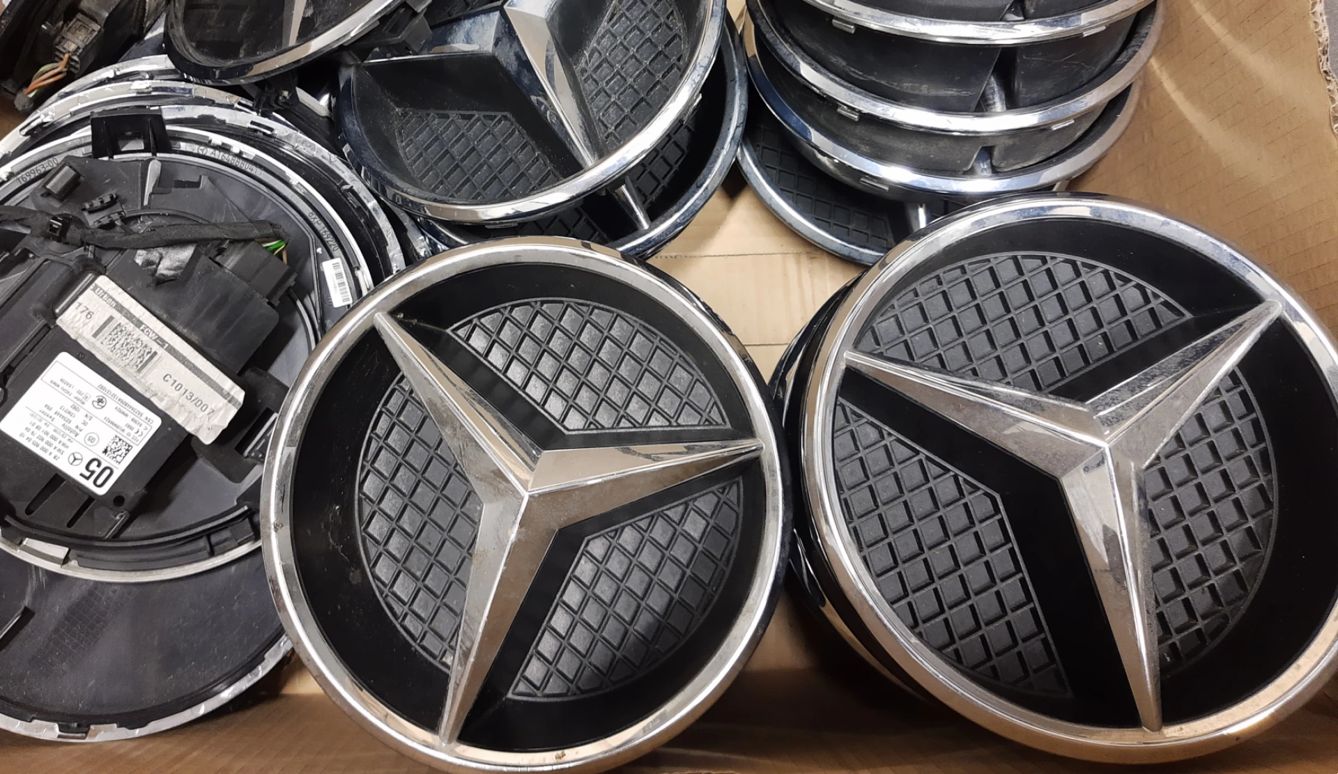 Politie zoekt gedupeerden van dieven die Mercedes-emblemen stelen
