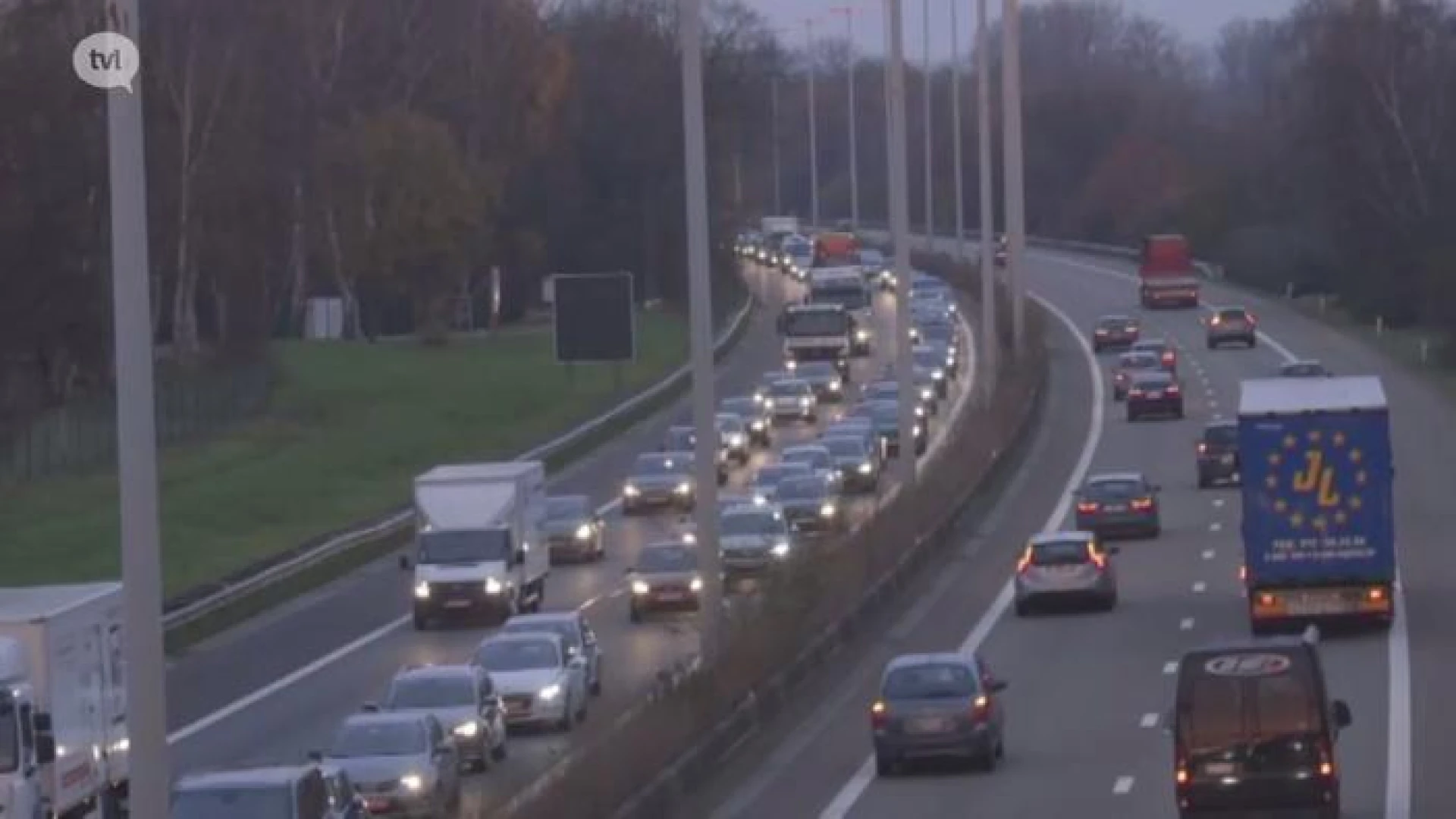 Lange files op E313 richting Antwerpen na 2 ongevallen