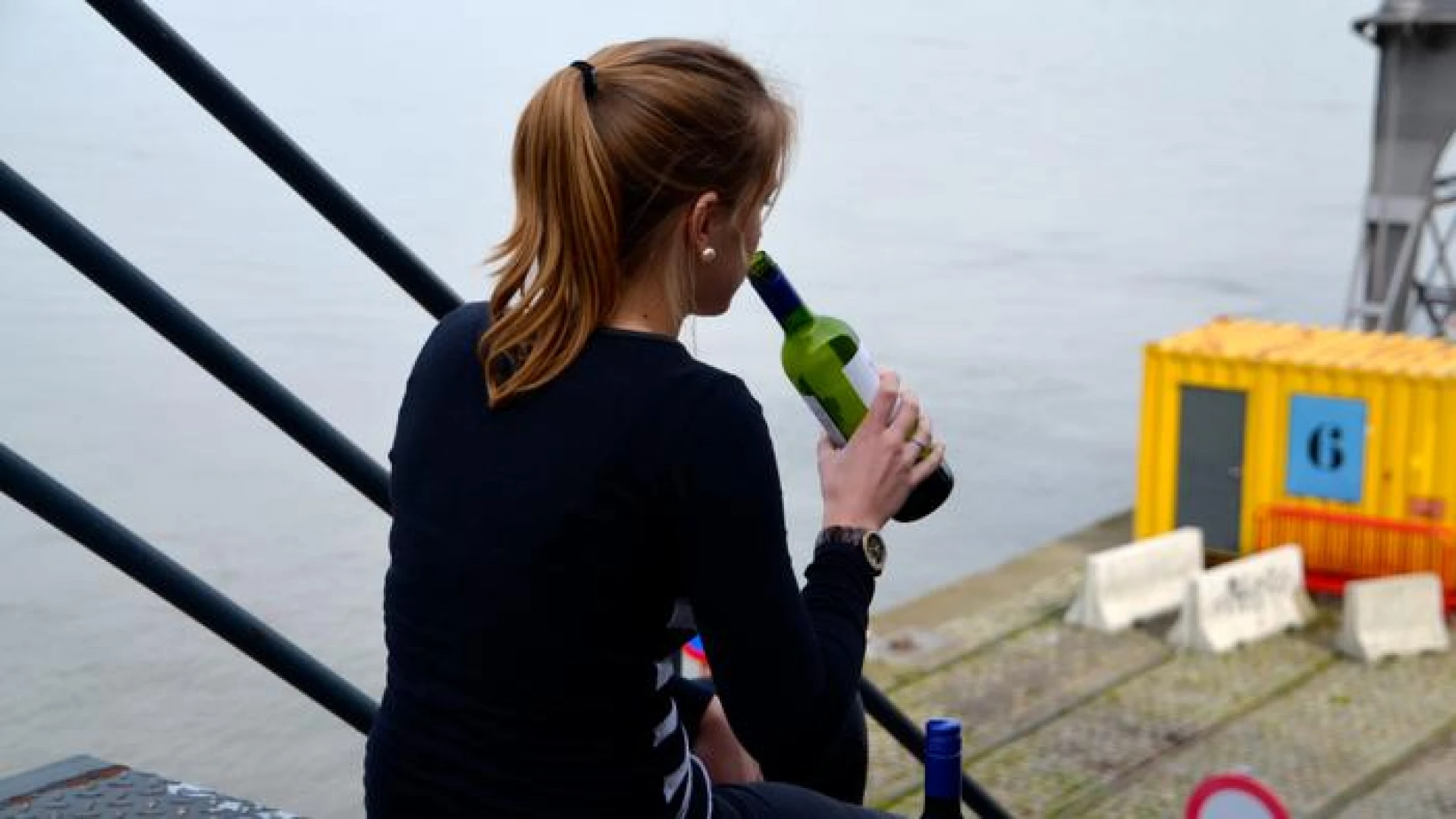 Meer jonge meisjes aan de fles