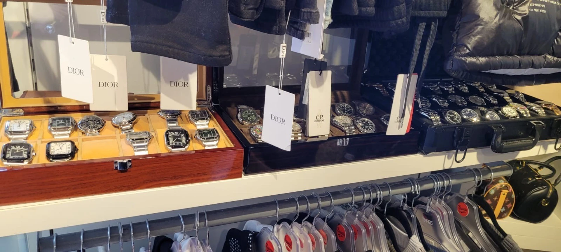 Politie CARMA vindt grote hoeveelheid namaakkleding en juwelen in verborgen winkel
