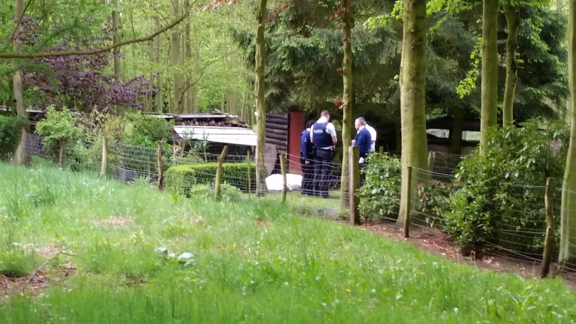 Gezinsdrama: Lichaam bejaarde man gevonden in waterput, echtgenote dood in huis